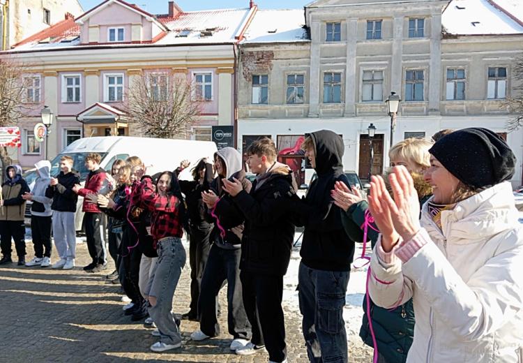 "One Billion Rising" wspólnie przeciwko przemocy wobec kobiet w Koninie 